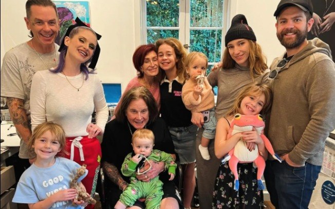 Ozzy deixa sua esposa, a empresária Sharon, os filhos Kelly, Jack, genros e netos