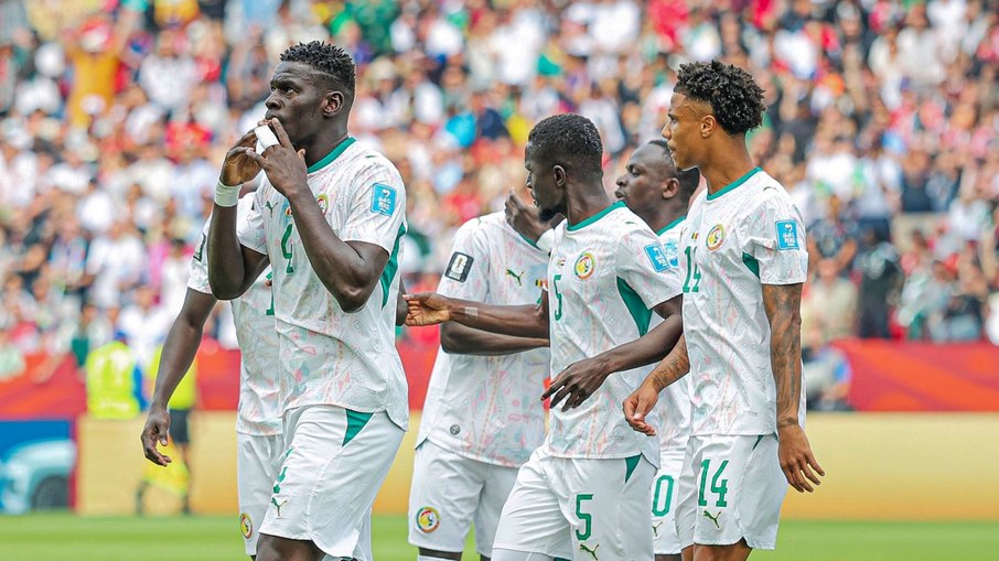 Com um a mais, Senegal vence Iraque e sonha com vaga no mata-mata