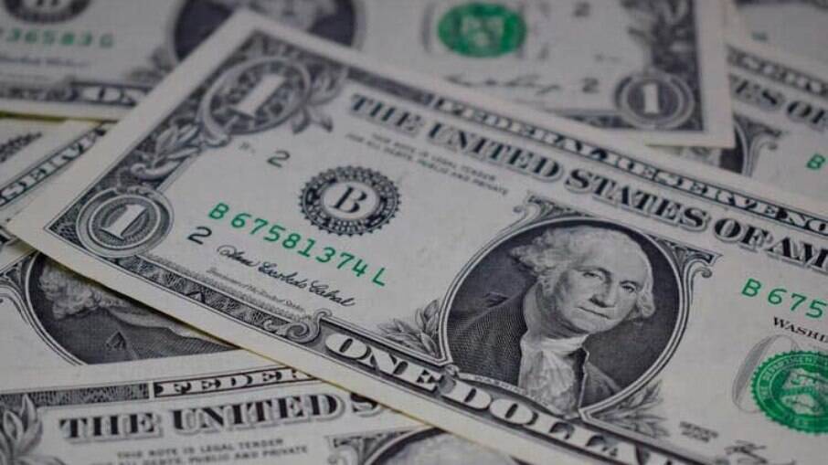 Dólar cai para abaixo dos R$ 5 pela primeira vez desde julho