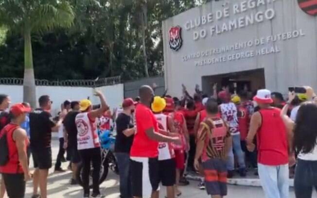 Protestos de torcedores do Flamengo em frente ao Ninho geram tensão na chegada de jogadores