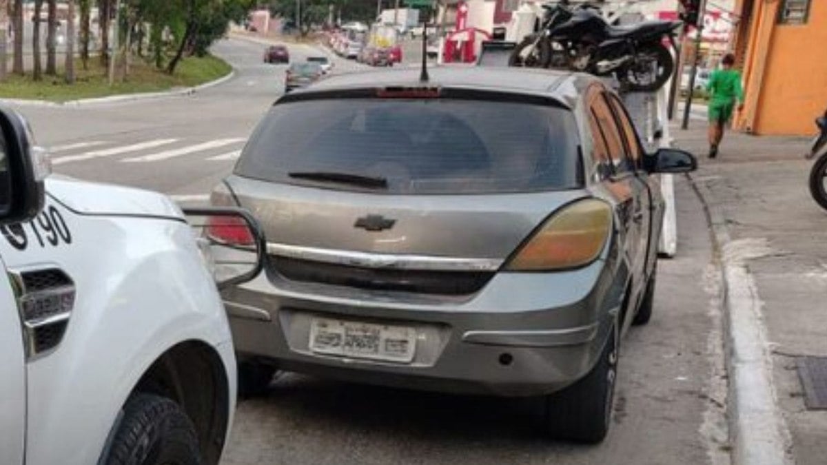 Chevrolet Vectra é apreendido com mais de R$ 400 mil em multas Chevrolet Vectra é apreendido com mais de R$ 400 mil em multas