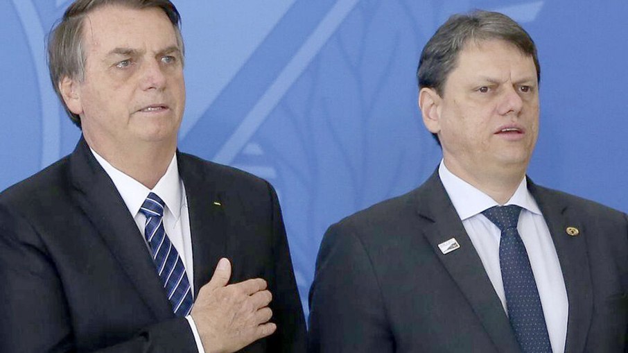 Tarcísio ao lado de Bolsonaro