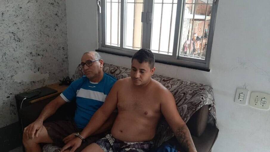 Pai e filho após serem presos, na Baixada Fluminense (RJ)