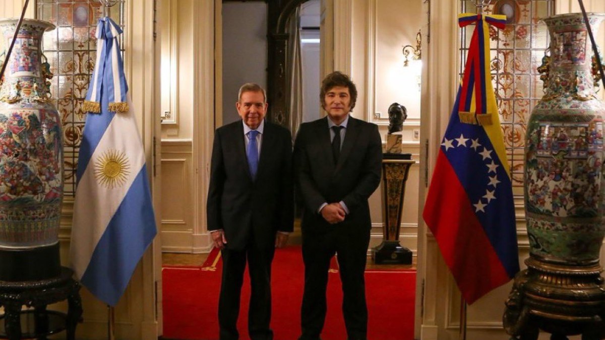 González ao lado de Milei, em encontro realizado em Buenos Aires