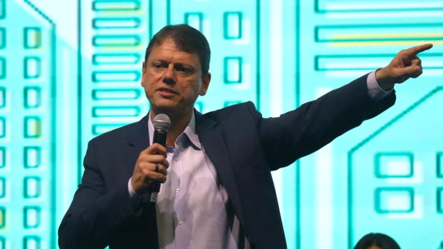 Tarcísio discrusando aos prefeitos Tarcísio discrusando aos prefeitos