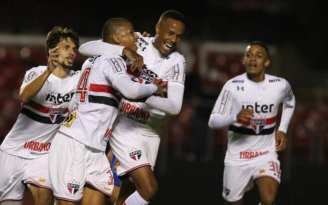 Bruno Alves comemora gol pelo São Paulo