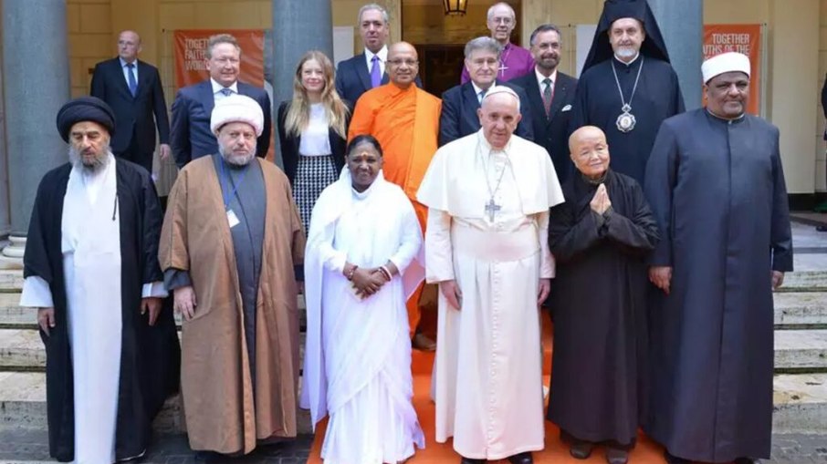 Registro de encontro de líderes de diferentes religiões no Vaticano, em 2013 Registro de encontro de líderes de diferentes religiões no Vaticano, em 2013