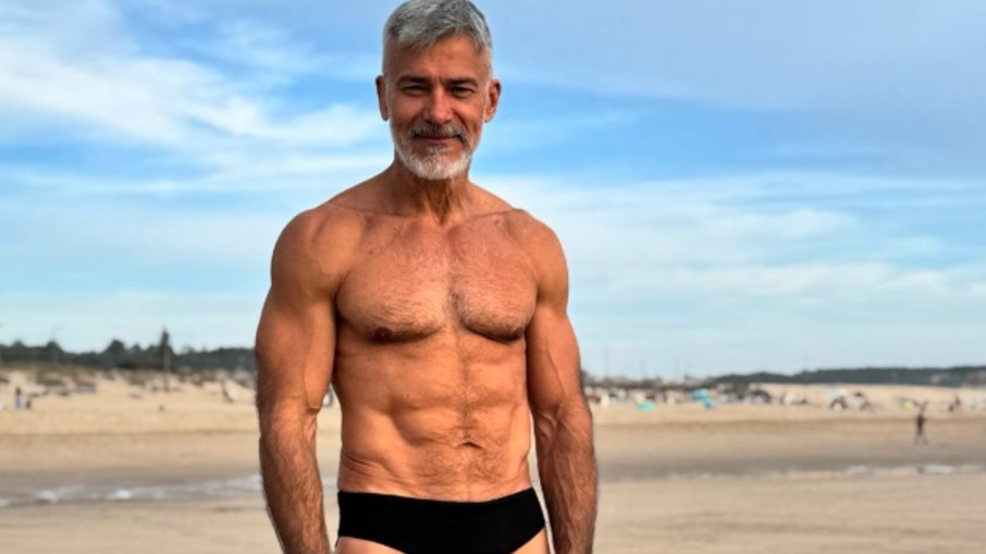 Leonardo Vieira exibe corpão em praia