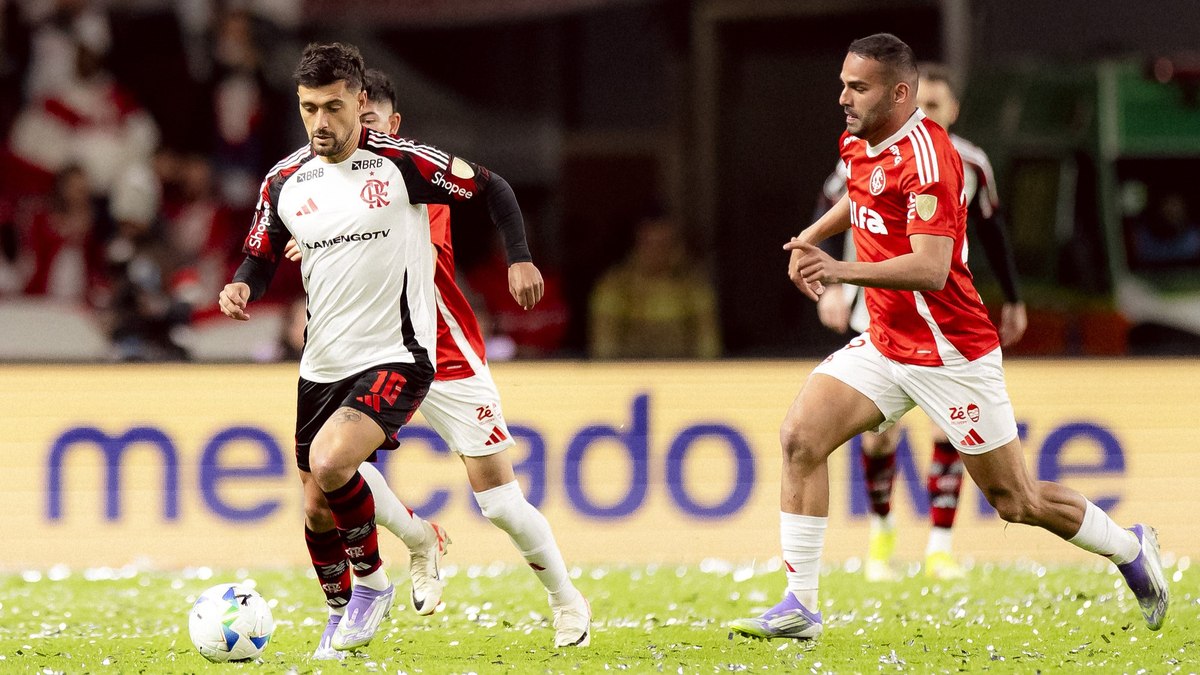 Rochet falha, Flamengo bate Internacional e avança às quartas da Libertadores Rochet falha, Flamengo bate Internacional e avança às quartas da Libertadores