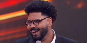 Paulo Vieira brinca com "PowerPoint" da Globonews ao vivo