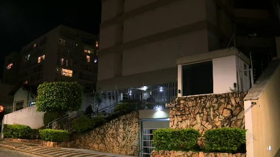 Mulher morre esfaqueada em apartamento em Campinas Mulher morre esfaqueada em apartamento em Campinas