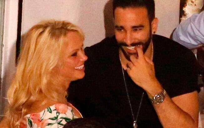 Pamela Anderson namora o zagueiro francês Adil Rami
