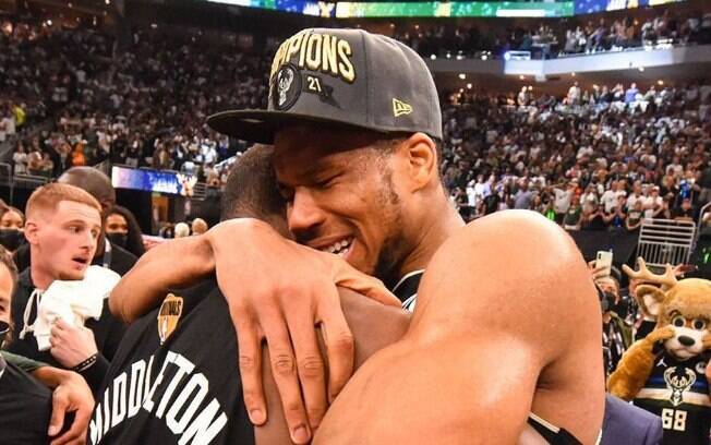 Giannis e Middleton se abraçam após conquistarem título da NBA.
