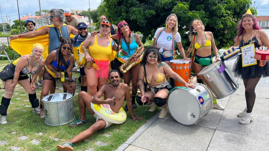 Fantasia, música e resistência cultural marcaram o carnaval não oficial no Centro do Rio, organizado por foliões, músicos e ambulantes Fantasia, música e resistência cultural marcaram o carnaval não oficial no Centro do Rio, organizado por foliões, músicos e ambulantes