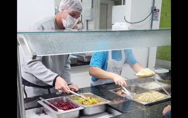 Goleiro Rochet, do Internacional, serve comida para desabrigados em Porto Alegre