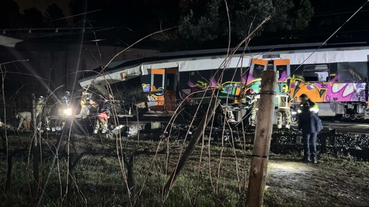 Trem descarrila em Barcelona, deixa um morto e 37 feridos