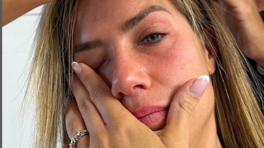 A atriz Giovanna Ewbank compartilhou sua jornada como mãe e profissional, expressando sentimentos de alegria, culpa e angústia 