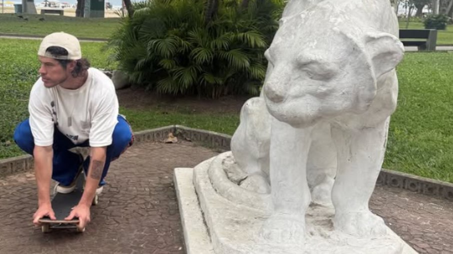 Ator posou ao lado da escultura do Leão, na orla da praia, muito famoso entre os moradores da cidade Ator posou ao lado da escultura do Leão, na orla da praia, muito famoso entre os moradores da cidade
