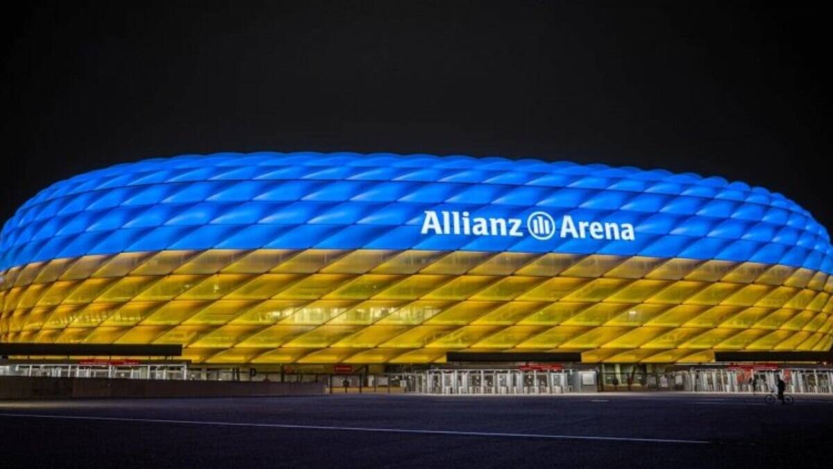 Estádio do Bayern de Munique, Allianz Arena é iluminada com as cores da bandeira da Ucrânia