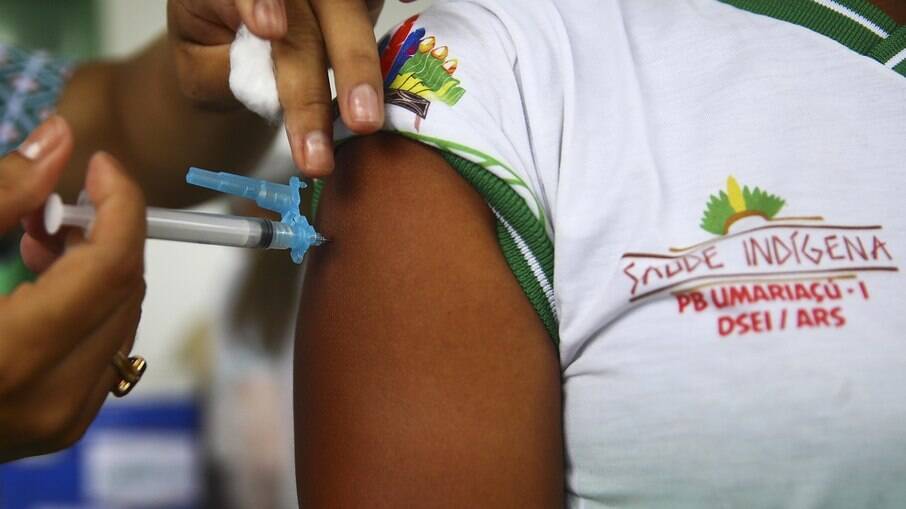 Vacinação na aldeia indígena Umariaçu, próximo a Tabatinga, Amazonas