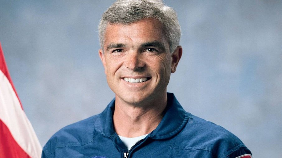 O astronauta Michael Richard O astronauta Michael Richard