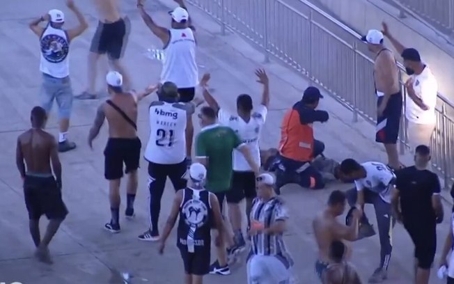 Torcidas de Flu e Galo brigam no Kleber Andrade. Homem fica ferido - 