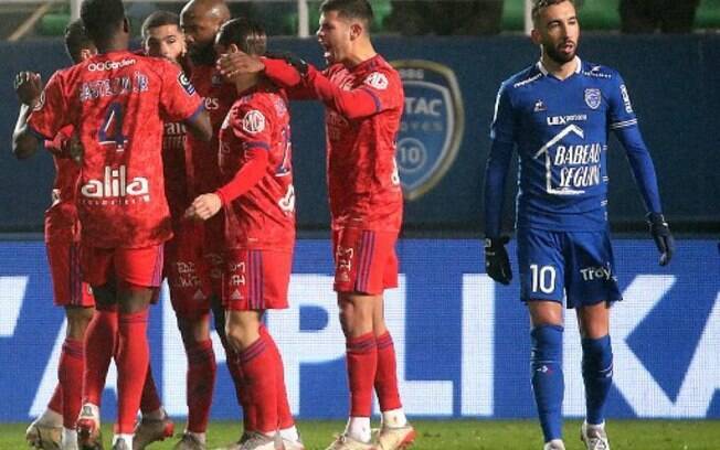 Apesar da preguiça, Lyon derrota Troyes pelo Campeonato Francês