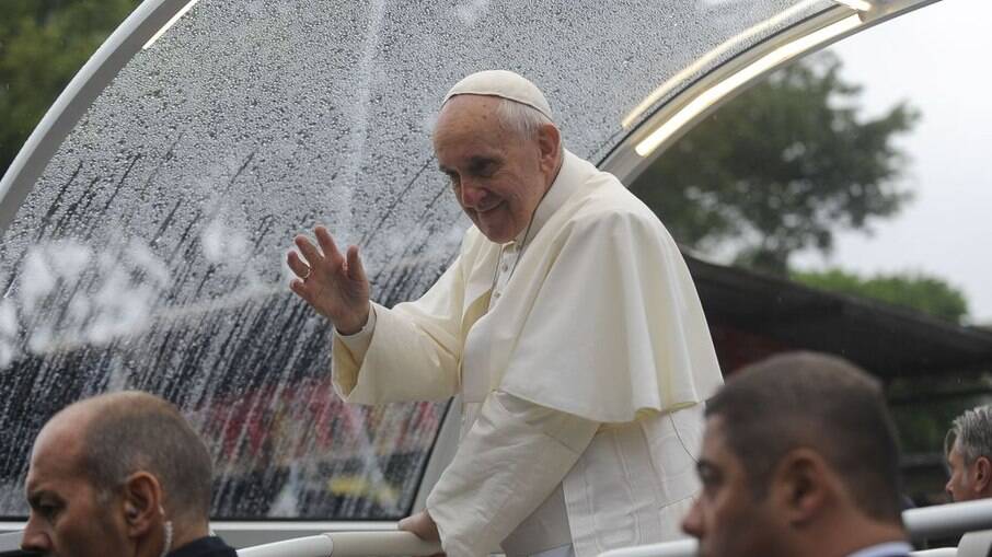 Pope says church does not reject homosexuals