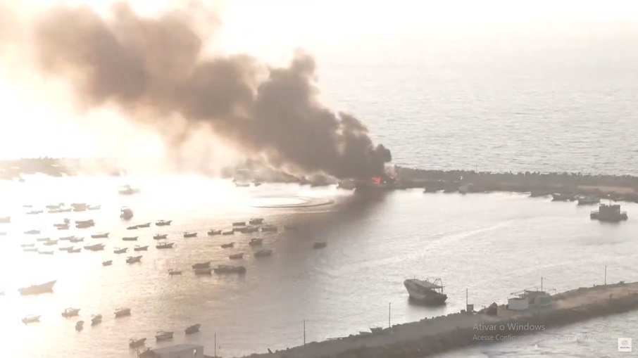 Imagens do barco pegando fogo no porto de Gaza