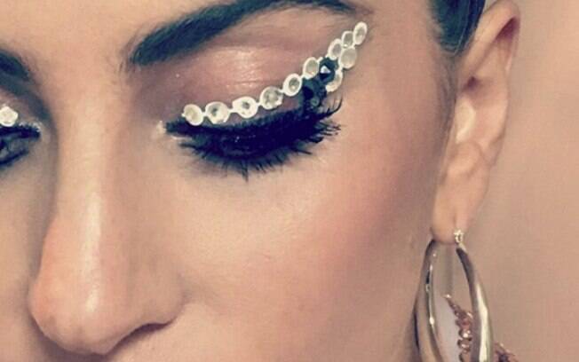 Lady Gaga inovou na maquiagem com um gatinho pontilhado
