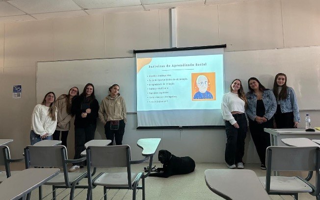 O cão acompanha a estude Giordanna durante as apresentações da faculdade O cão acompanha a estude Giordanna durante as apresentações da faculdade