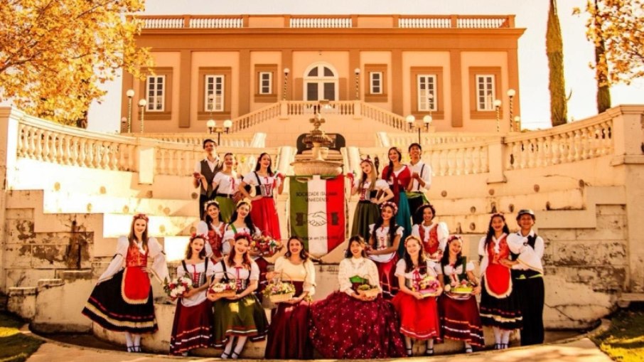 Além das exposições de arte, a população também pode participar da celebração com o envio de fotos sobre a cultura italiana