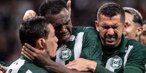Coritiba surpreende e vence o Corinthians na Neo Química Arena