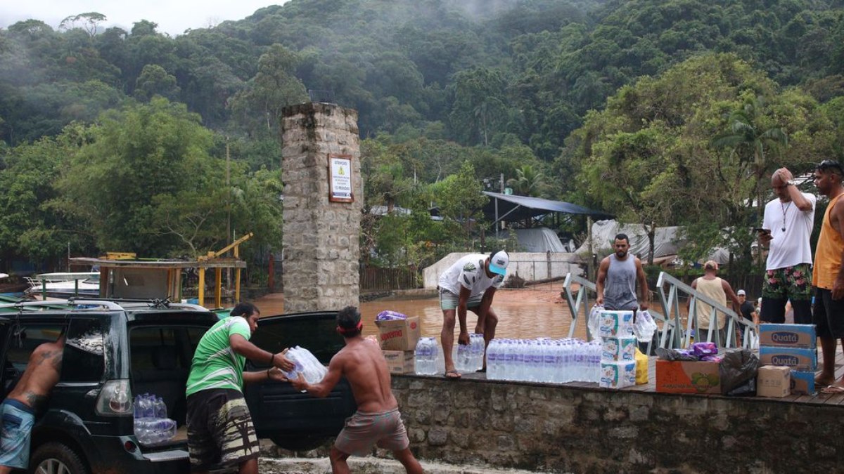 Chegada de doações de água e mantimentos na Barra dos Pescadores em Boiçucanga, após enchentes e deslizamentos no litoral norte de São Paulo