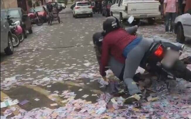 Ao saírem para votar nas eleições 2018, duas mulheres caem de moto em rua tomada por santinhos