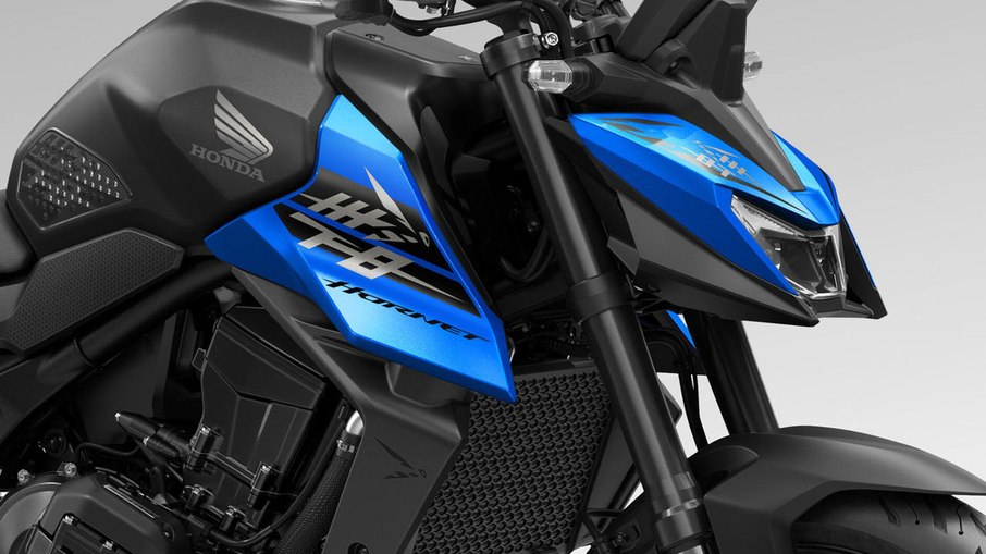 Detalhe do tanque e da dianteira da Honda CB750 Hornet 2027 na nova combinação azul Detalhe do tanque e da dianteira da Honda CB750 Hornet 2027 na nova combinação azul