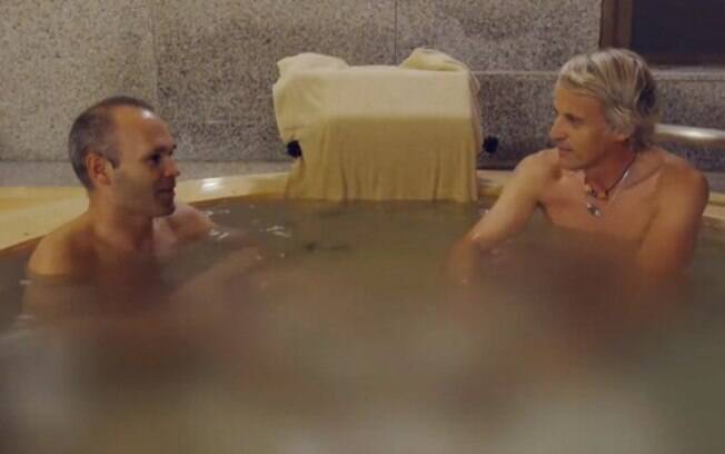 Andrés Iniesta e o jornalista Calleja conversaram durante banho termal na banheira de um hotel