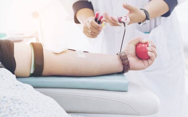 Uma doação de sangue pode salvar até quatro vidas e, por isso, é importante que os bancos estejam sempre cheios