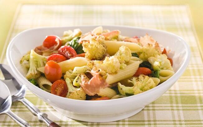 Foto da receita Penne com couve-flor grelhada, tomate-cereja, presunto cru e rúcula pronta.