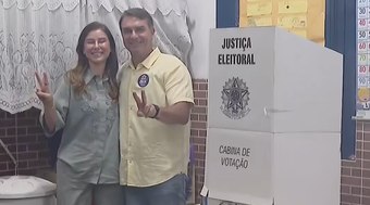 Flávio Bolsonaro vota no Rio acompanhado da esposa 