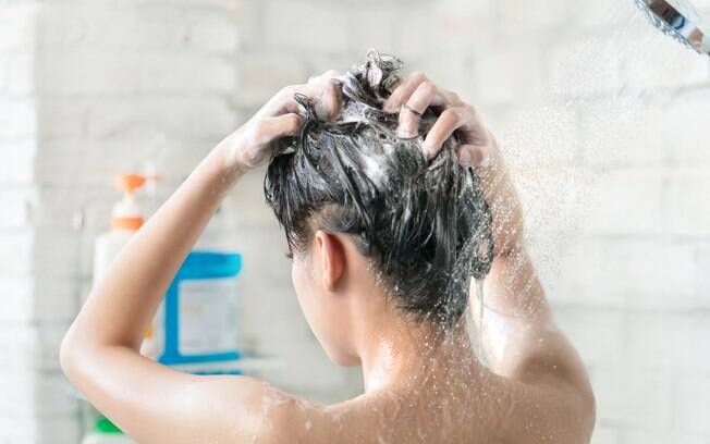 Aprenda a lavar o cabelo corretamente nessa quarentena