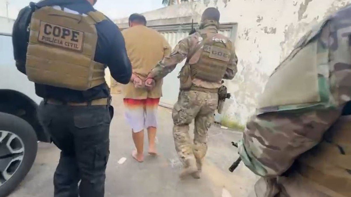 Polícia Civil prende três suspeitos por assassinato de ex-jogador Polícia Civil prende três suspeitos por assassinato de ex-jogador