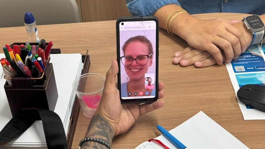 Médica realiza atendimento via chamada de vídeo Médica realiza atendimento via chamada de vídeo