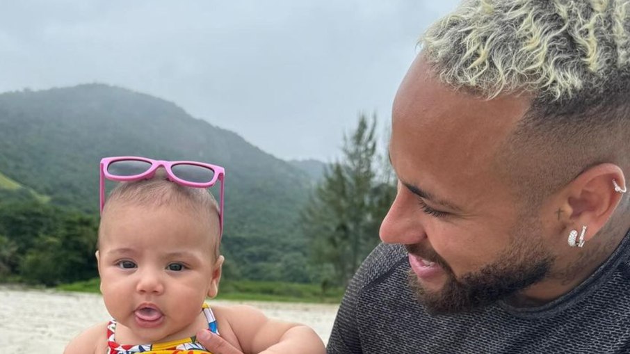 Mavie aproveita dia de praia com o pai, Neymar, com maiô de R$2,3 mil