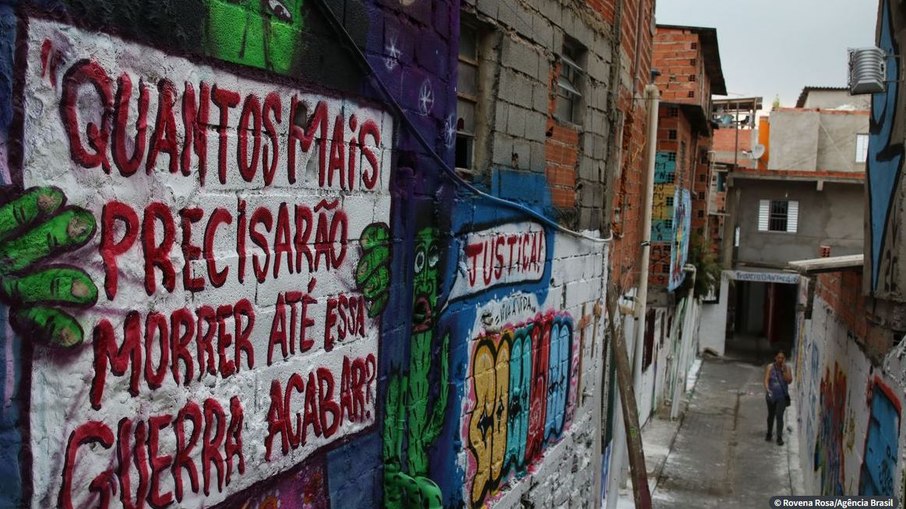 Beco grafitado em homenagem aos jovens mortos em Paraisópolis no dia 1º de dezembro de 2019