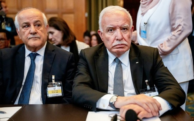 O Ministro das Relações Exteriores da Palestina, Riyad al Maliki (à direita), e o Embaixador junto às Nações Unidas, Riyad Mansur, em 19 de julho de 2024, no Tribunal Penal Internacional em Haia