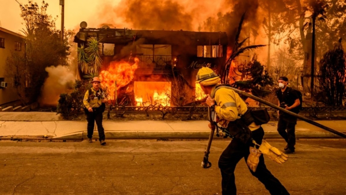 Bombeiros lutam contra as chamas em Altadena, no condado de Los Angeles, em 9 de janeiro de 2025