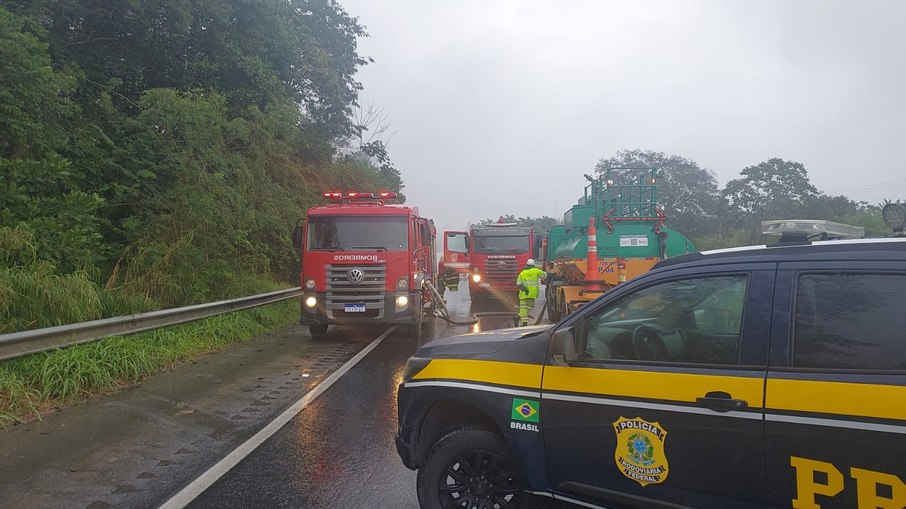 A PRF orientou a concessionária da rodovia a acionar a Cetesb, que acompanhou a ocorrência ao lado do Corpo de Bombeiros e das equipes de atendimento da concessionária