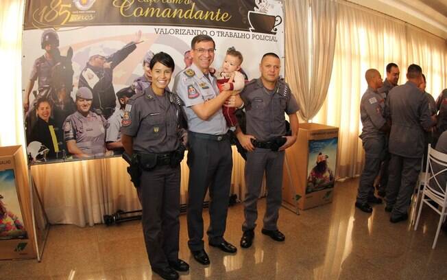 Tenente Cristiane Soares, Coronel Nivaldo Restivo com Davi e o Cabo Gerson Aparecido Correa da Silva durante homenagens em evento nesta manhã em São Paulo