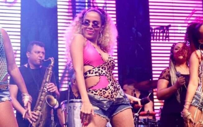 Anitta também aderiu a tendência e usou o short com zíper aberto e cós abaixado no show em São Paulo